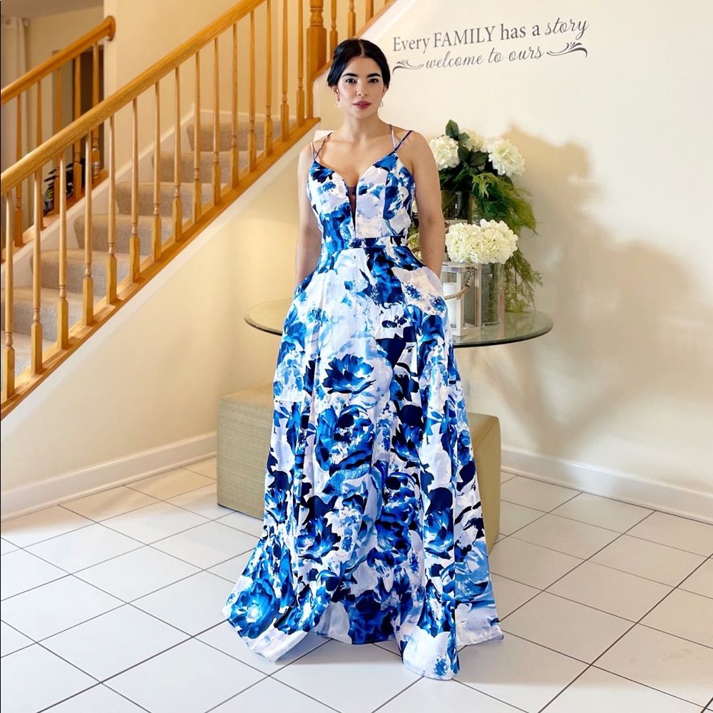 Perfect dresses for prom or for a wedding guest.
new with its tag